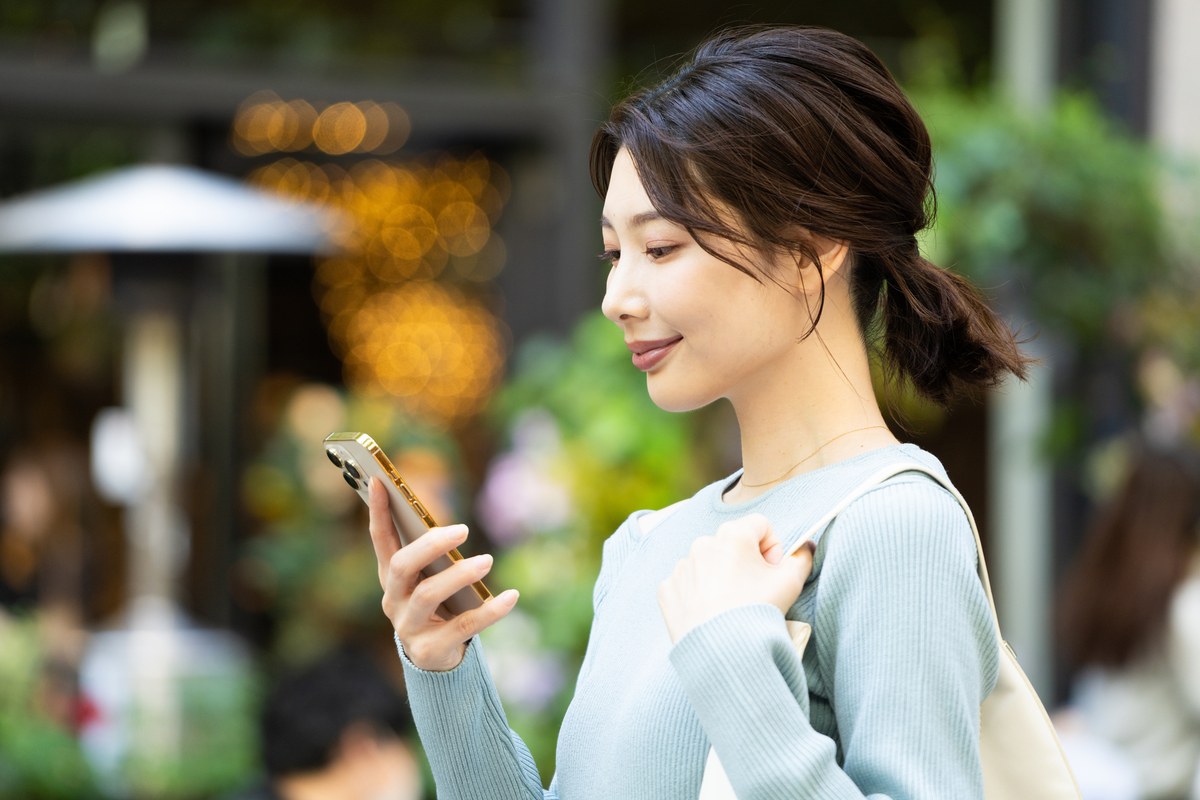 スマートフォンでGoogleマップアプリを使う様子