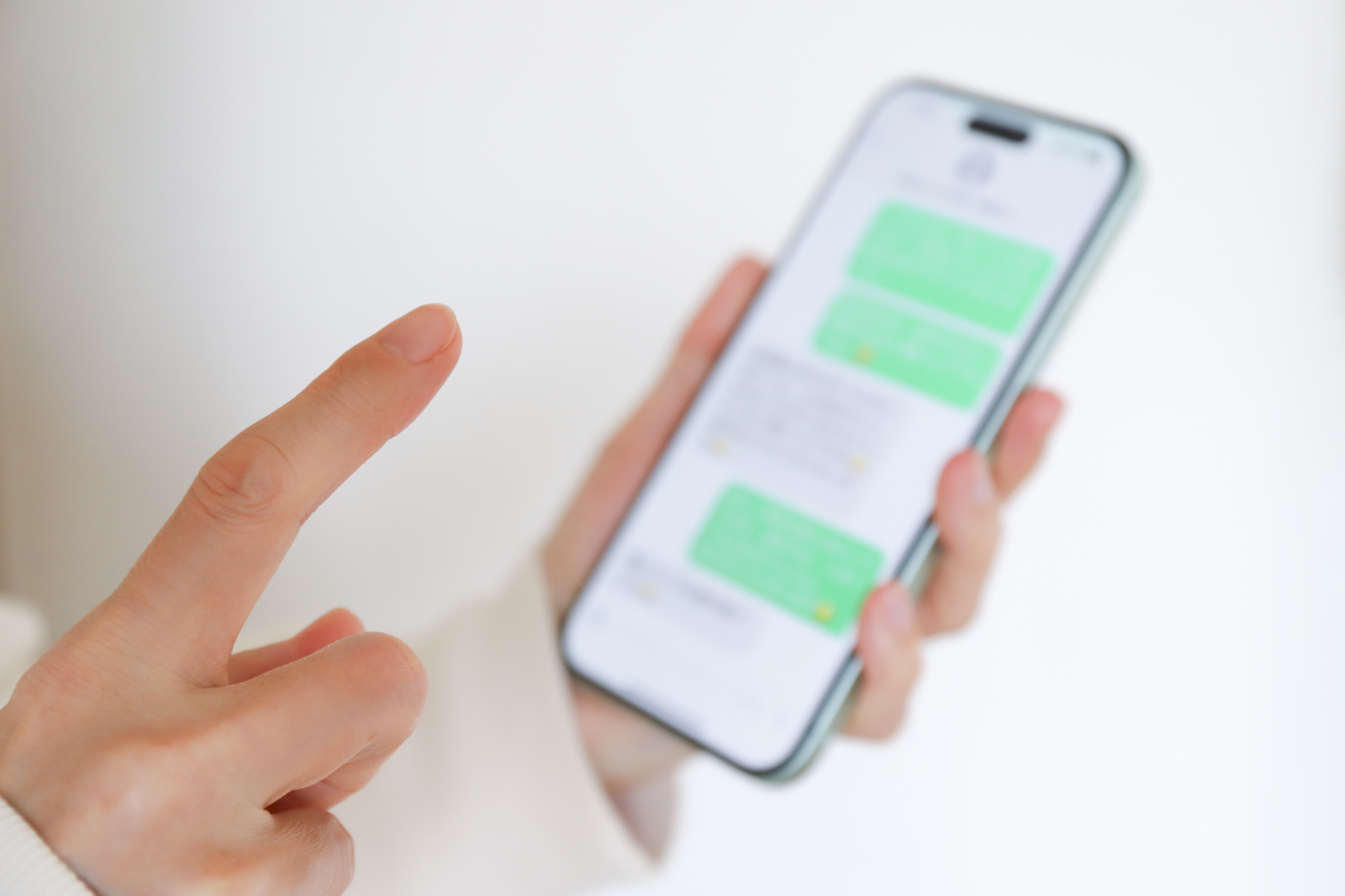 スマートフォンのメッセージ画面を確認するイメージ