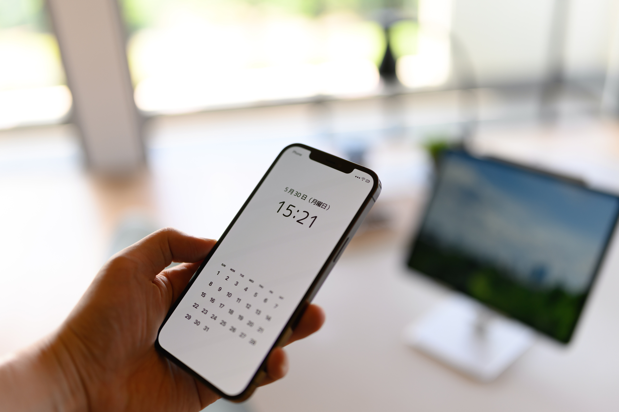 スマートフォンで日時を確認するイメージ